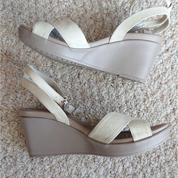 Crocs Leigh II Crossstrap Wedge Sandal Size 9 Oatmeal/Mushroom color - Picture 6 of 16